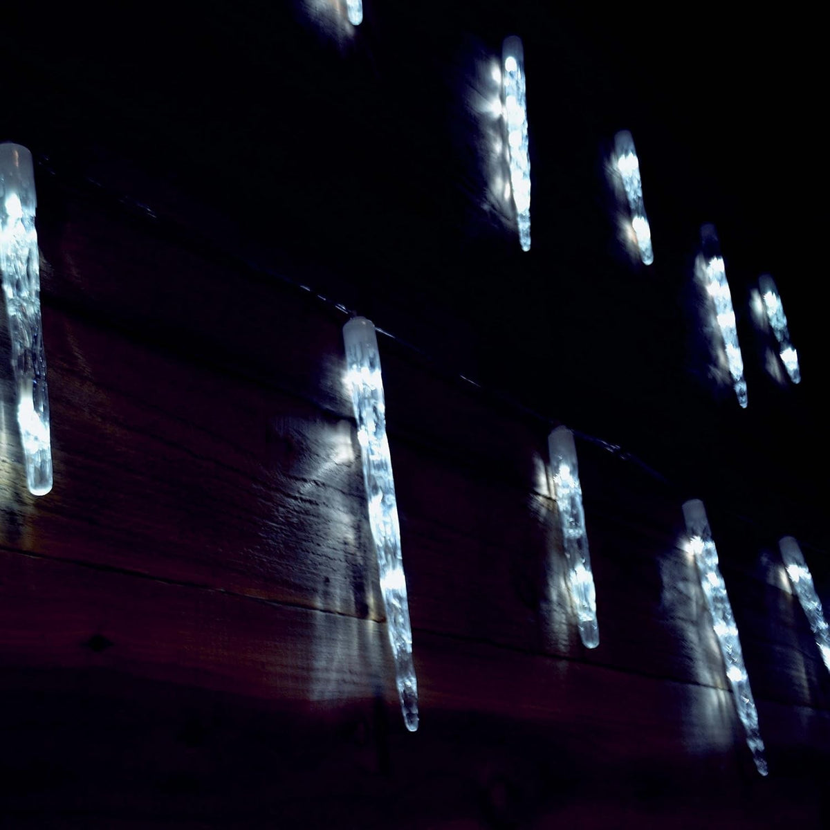 Chasing 24 Big Icicle Lights White LEDs Indoor Outdoor 6.9m Long Plus 10m Cable