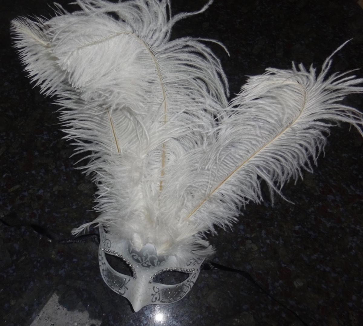 WHITE SILVER VENETIAN MASQUERADE PARTY CARNIVAL BALL EYE DIAMONTES FEATHER MASK