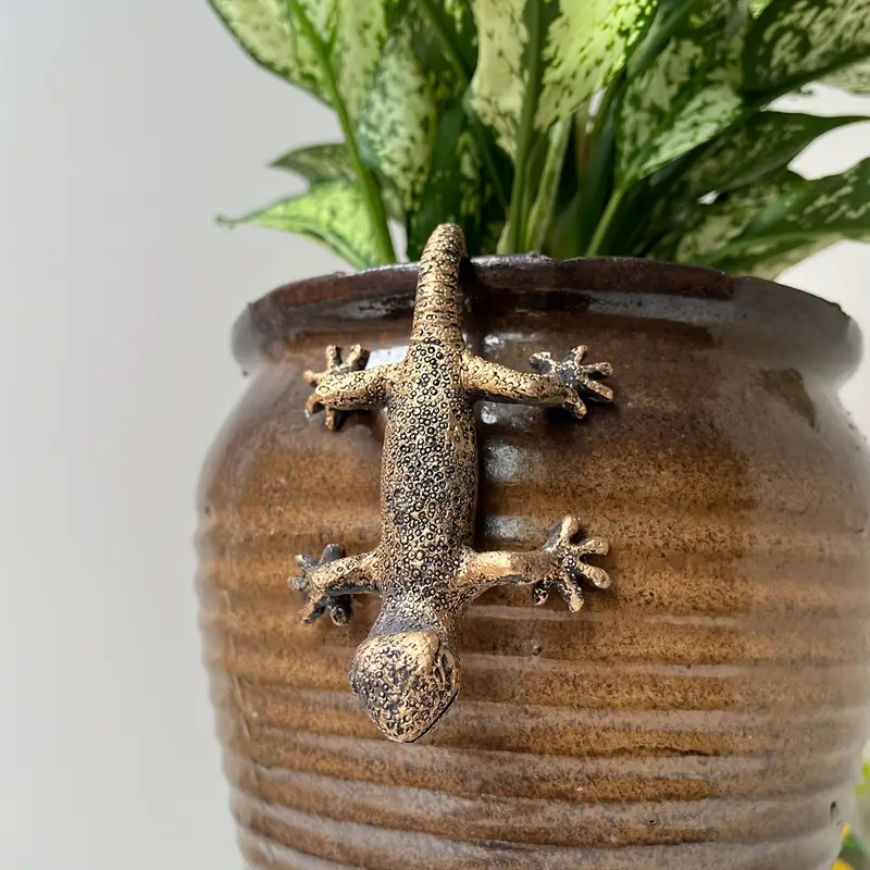 Indoor or Outdoor Use Detailed Resin Plant Pot Hanger Gecko Lizard 11cm x 6.8cm