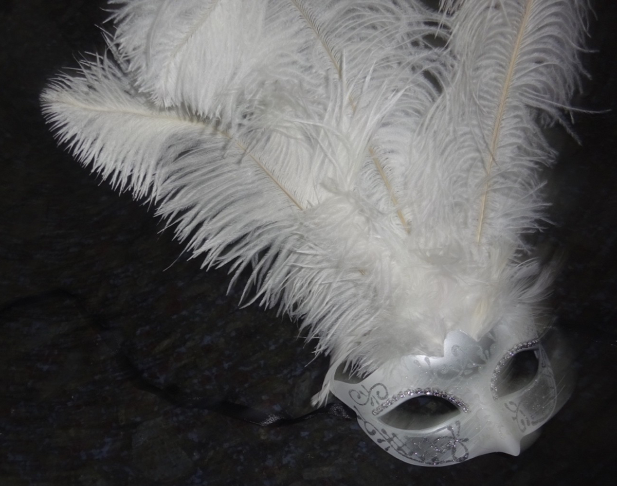 WHITE SILVER VENETIAN MASQUERADE PARTY CARNIVAL BALL EYE DIAMONTES FEATHER MASK