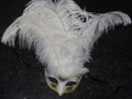 WHITE & GOLD VENETIAN MASQUERADE PARTY CARNIVAL BALL PROM EYE LONG FEATHER MASK