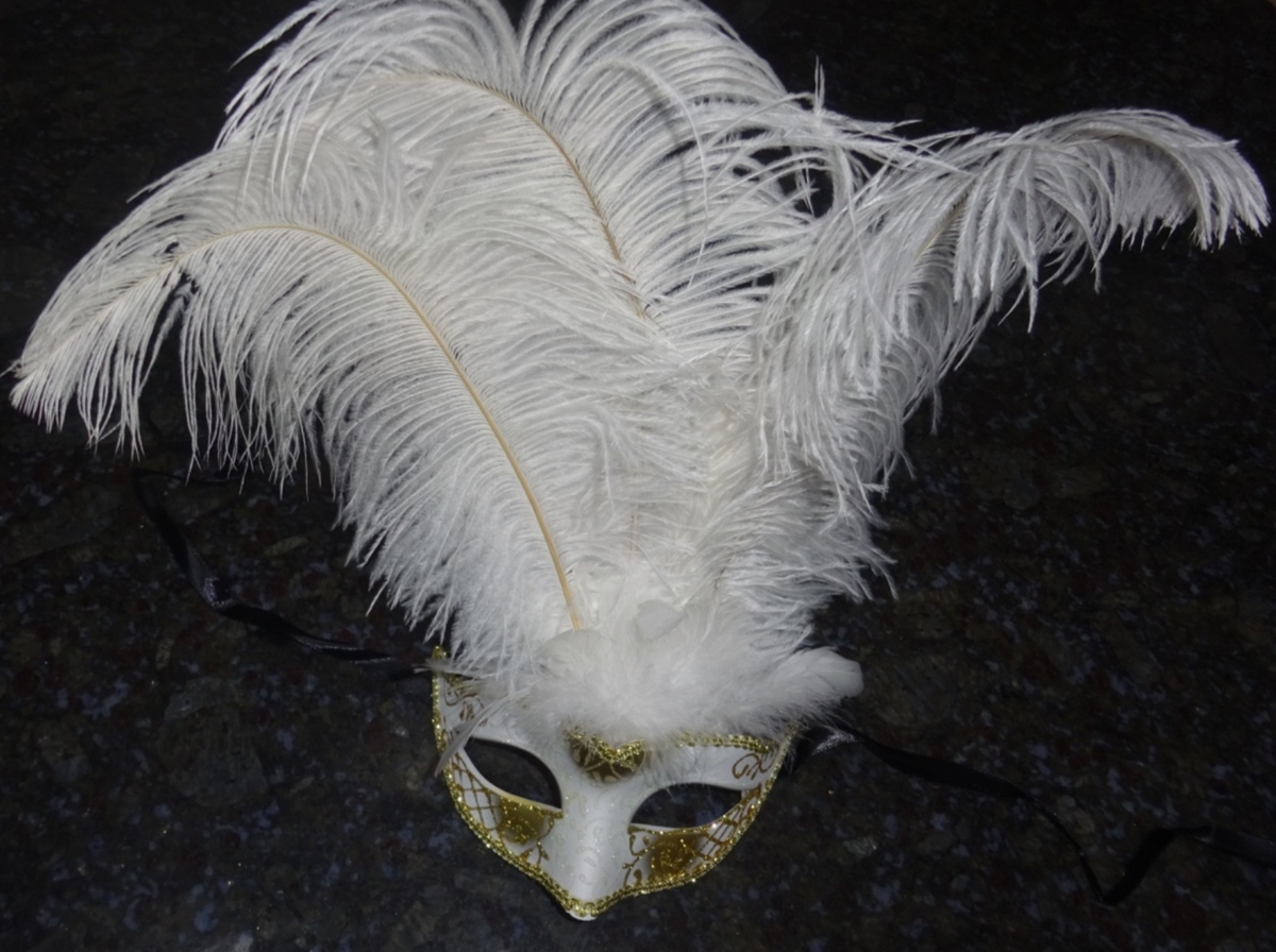 WHITE & GOLD VENETIAN MASQUERADE PARTY CARNIVAL BALL PROM EYE LONG FEATHER MASK
